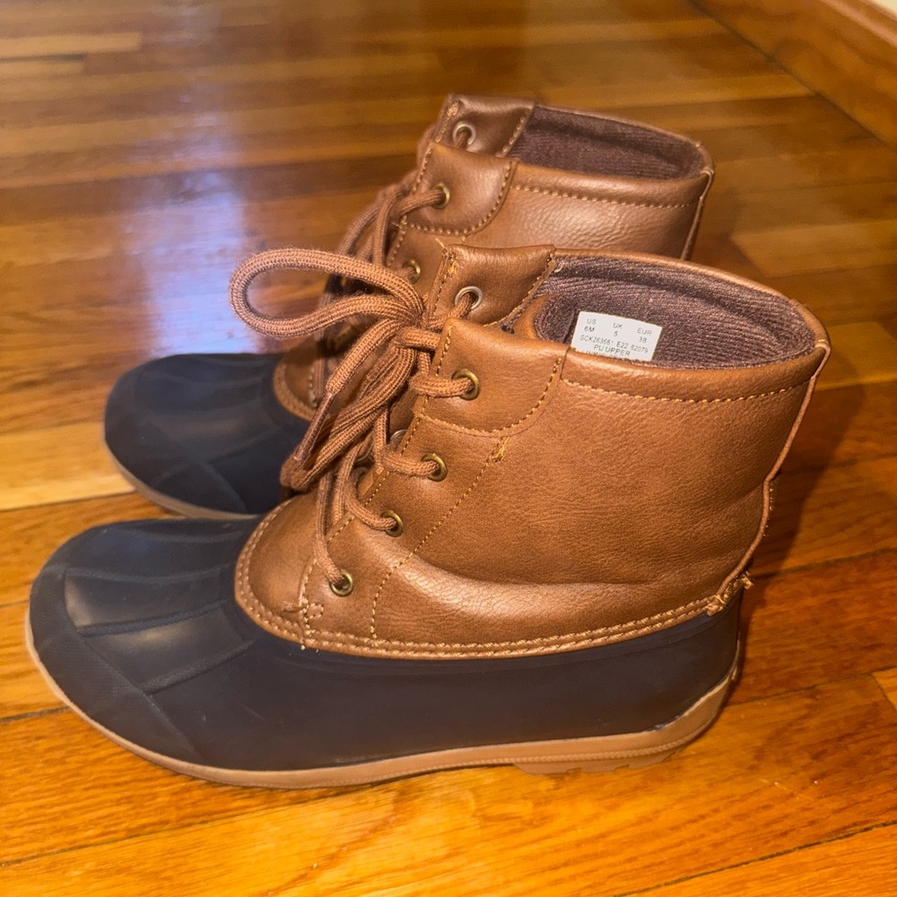 Kids gently used Sperry rain/snow boots in size 6